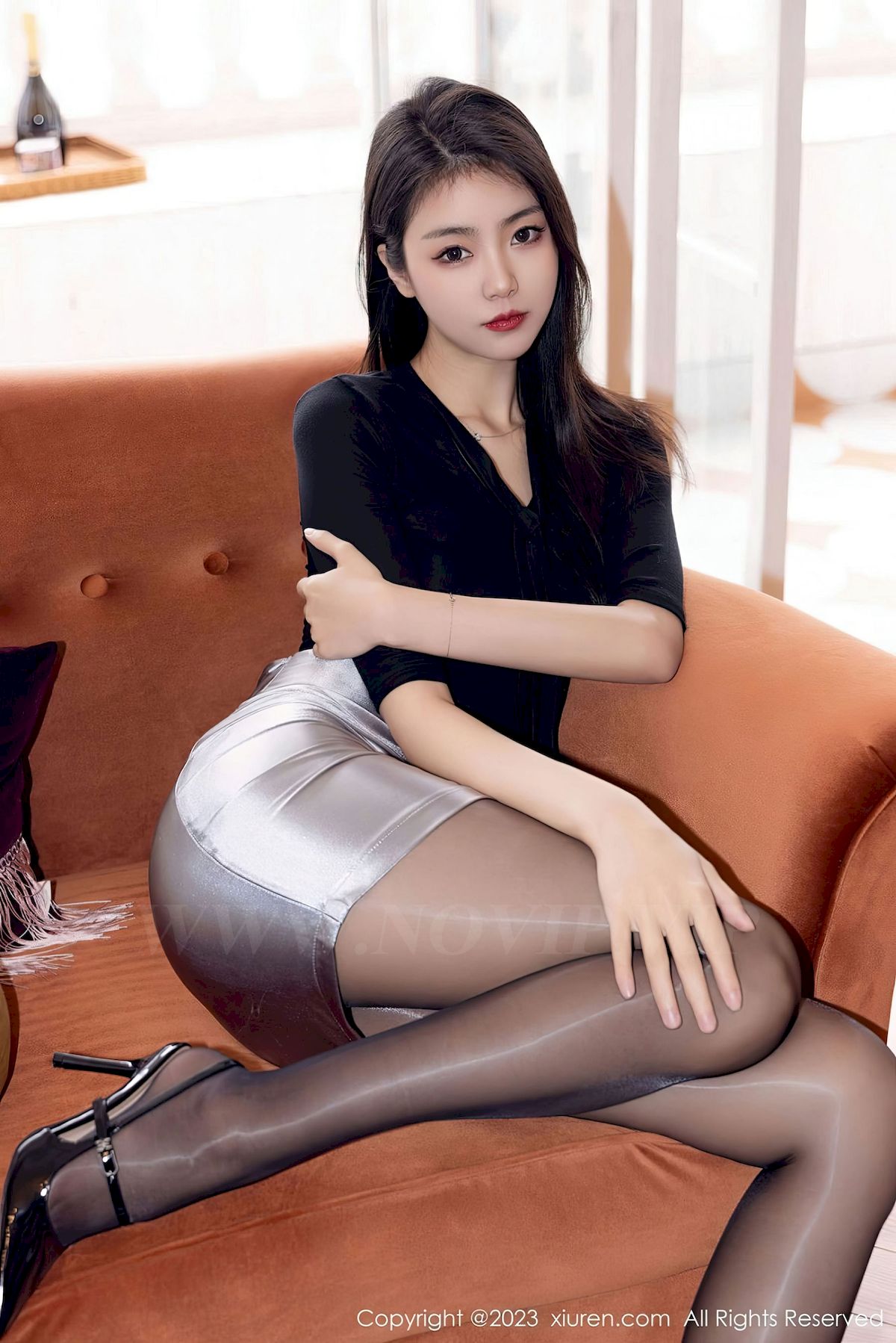 [XiuRen秀人网] No.6493 模特可樂Vicky – 黑色上衣+银色短裙性感写真