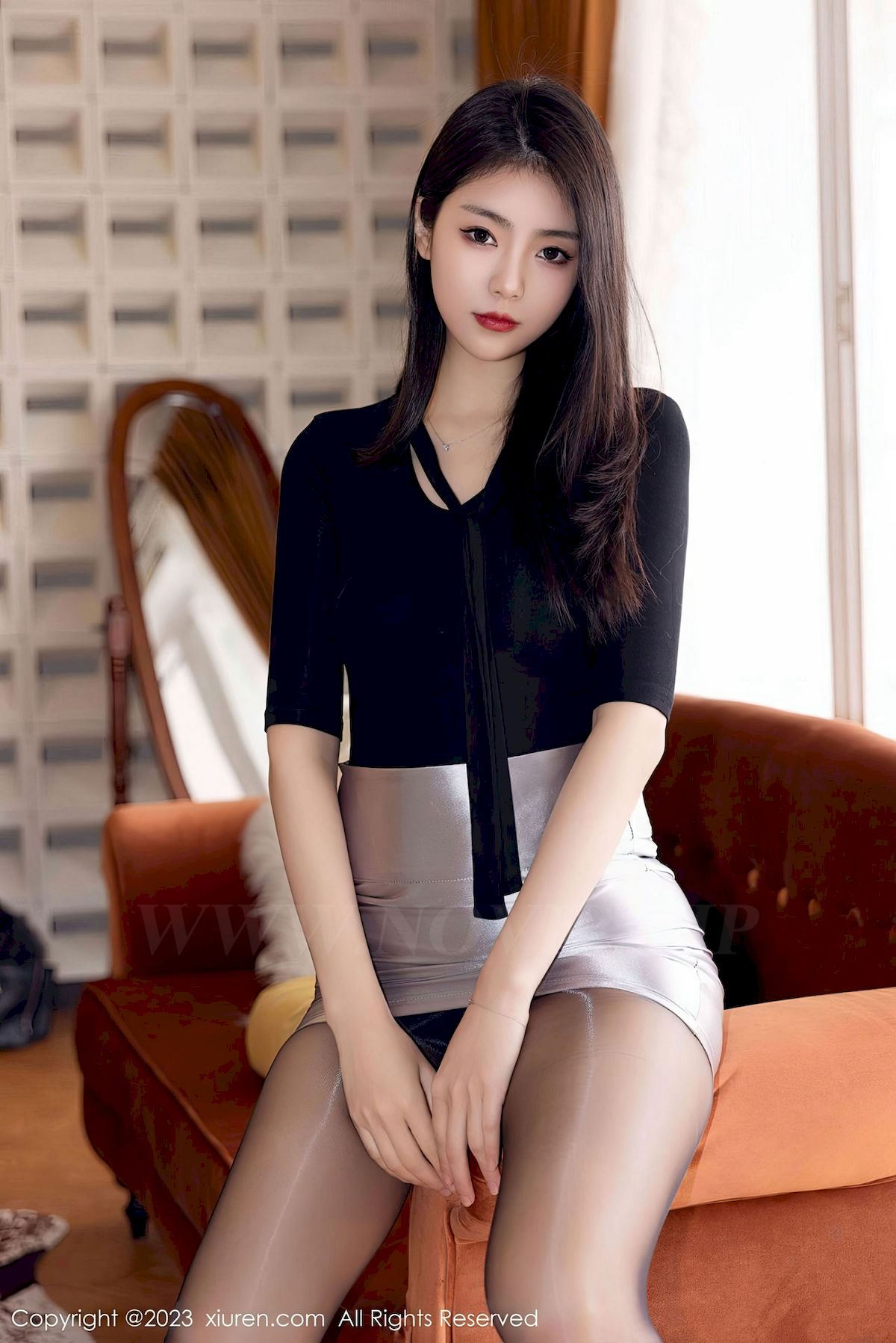 [XiuRen秀人网] No.6493 模特可樂Vicky – 黑色上衣+银色短裙性感写真