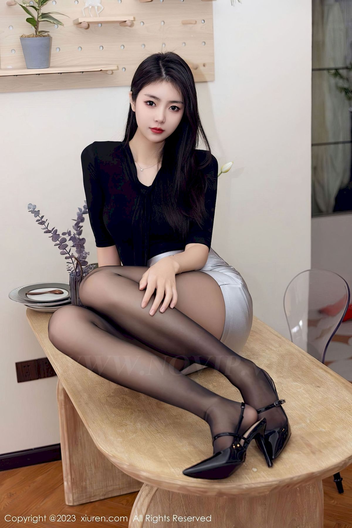 [XiuRen秀人网] No.6493 模特可樂Vicky – 黑色上衣+银色短裙性感写真