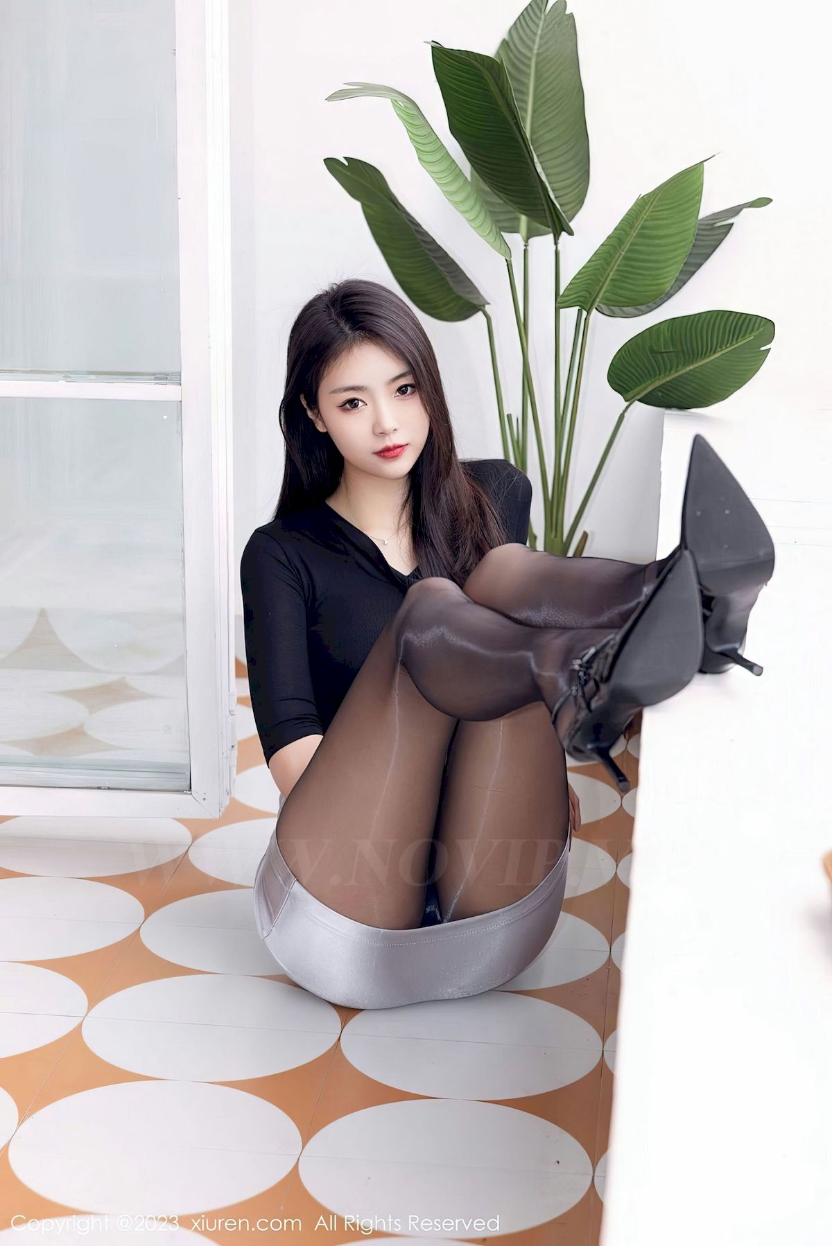 [XiuRen秀人网] No.6493 模特可樂Vicky – 黑色上衣+银色短裙性感写真