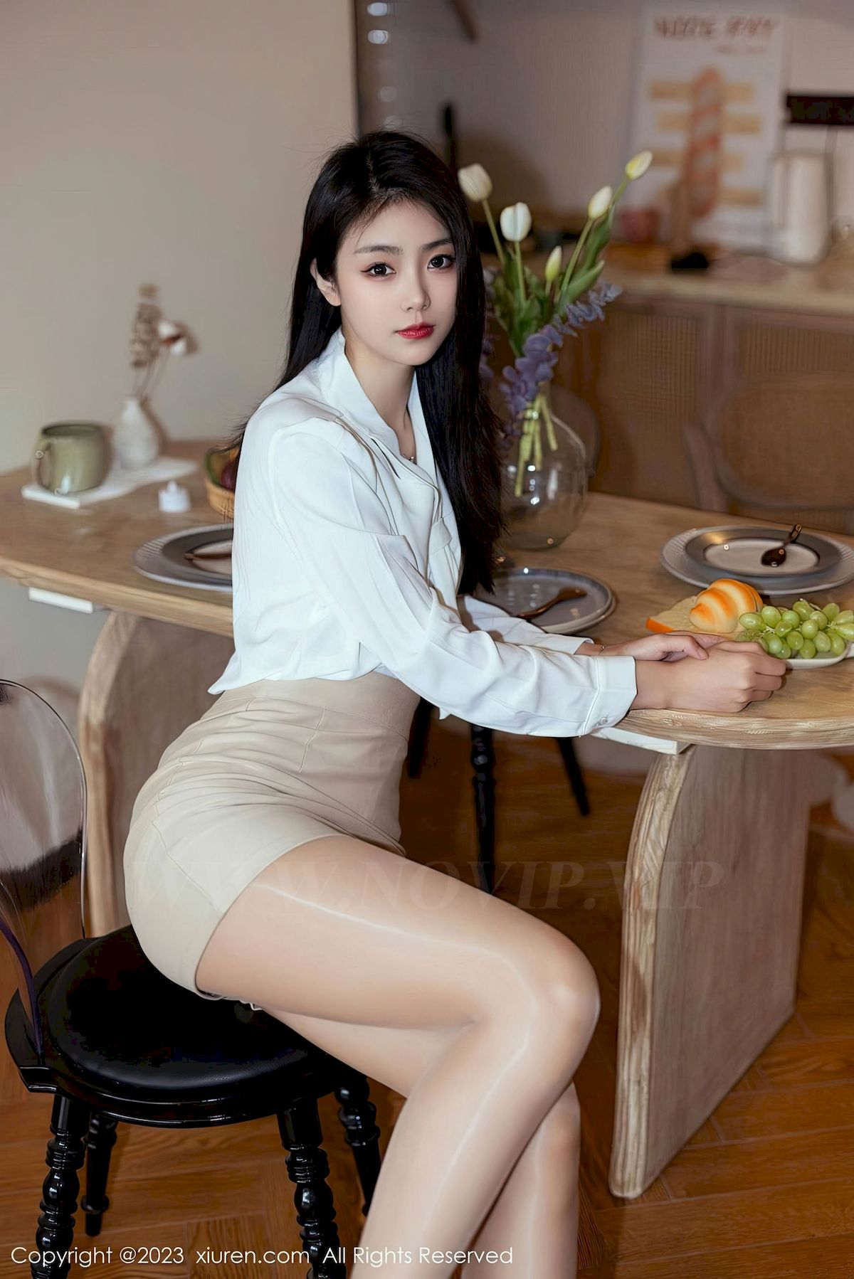 [秀人XiuRen] No.6465 模特可乐Vicky – 白色上衣+浅黄短裙性感写真