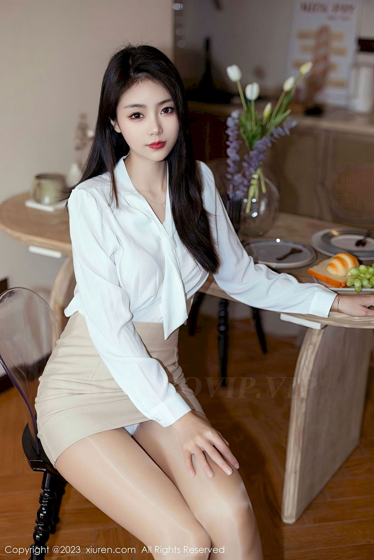 [秀人XiuRen] No.6465 模特可乐Vicky – 白色上衣+浅黄短裙性感写真