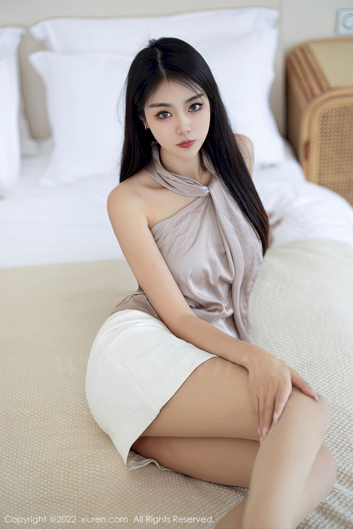 [秀人XiuRen] No.5804 模特可乐Vicky – 露肩上衣+白色短裙性感写真