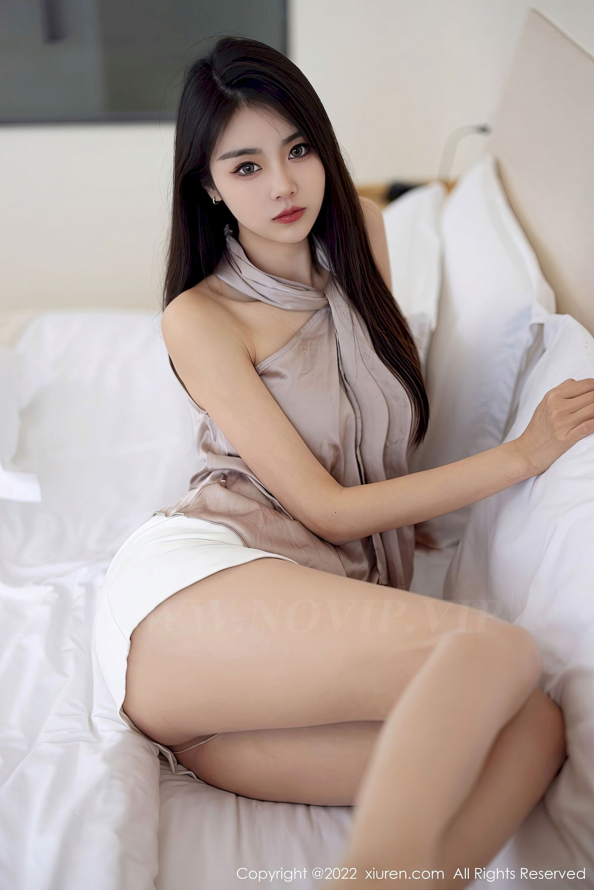 [秀人XiuRen] No.5804 模特可乐Vicky – 露肩上衣+白色短裙性感写真