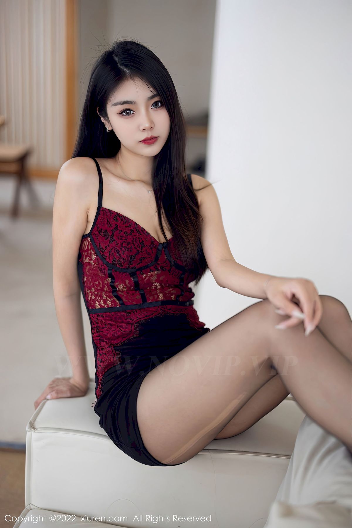 [秀人XiuRen] No.5769 模特可乐Vicky – 暗红上衣+黑色短裙性感写真