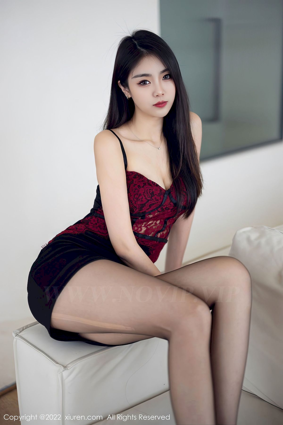 [秀人XiuRen] No.5769 模特可乐Vicky – 暗红上衣+黑色短裙性感写真