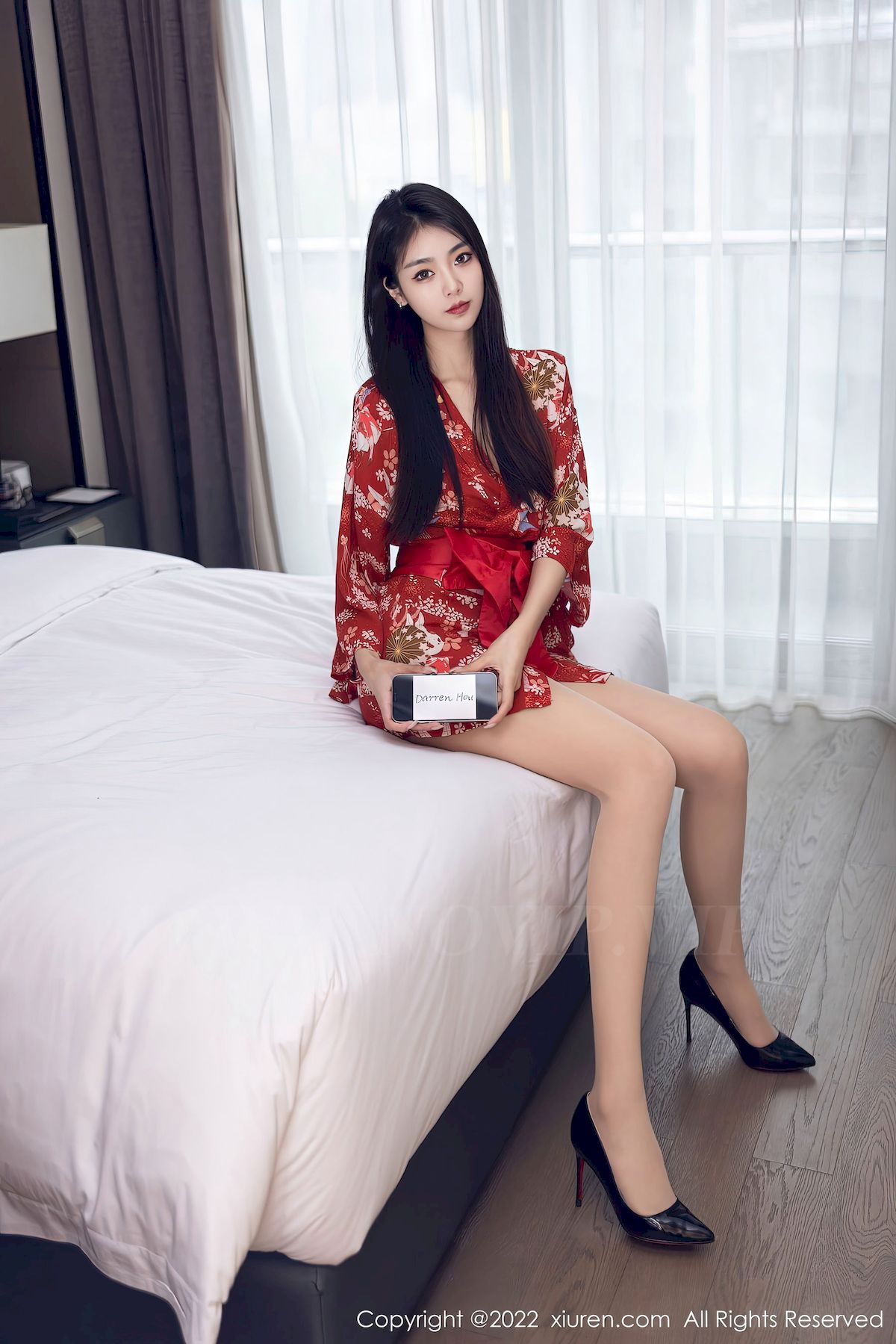 [秀人XiuRen] No.5736 模特可乐Vicky – 红色服饰+原色丝袜性感写真