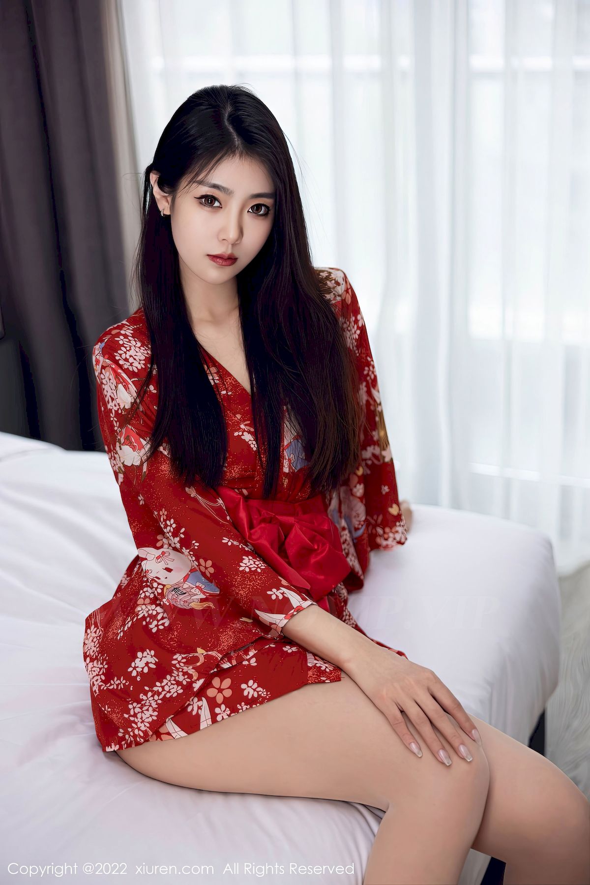 [秀人XiuRen] No.5736 模特可乐Vicky – 红色服饰+原色丝袜性感写真