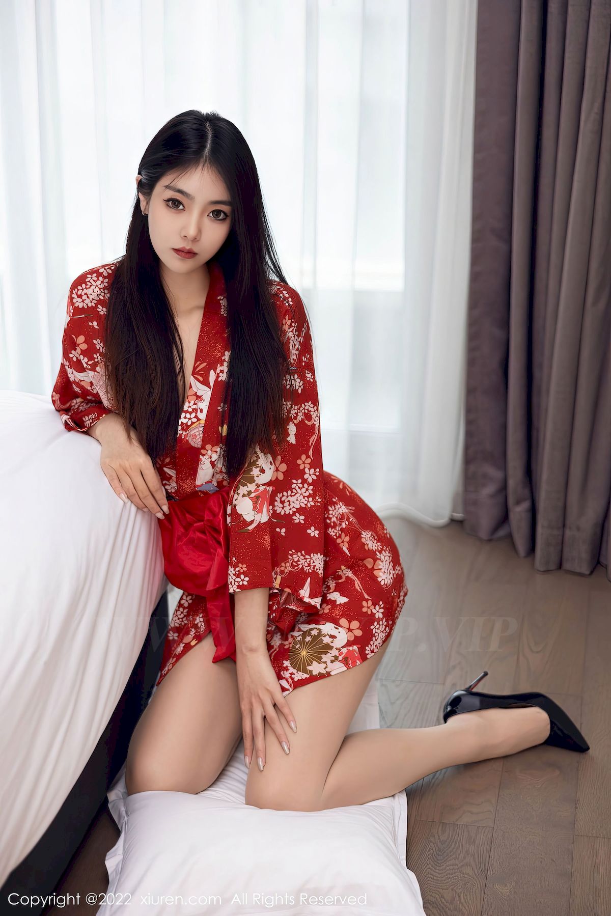 [秀人XiuRen] No.5736 模特可乐Vicky – 红色服饰+原色丝袜性感写真