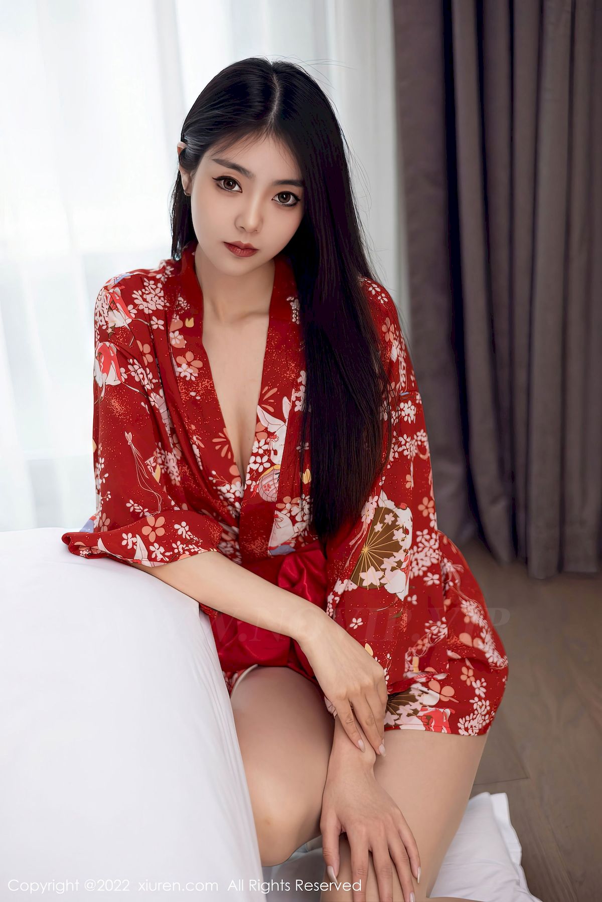 [秀人XiuRen] No.5736 模特可乐Vicky – 红色服饰+原色丝袜性感写真
