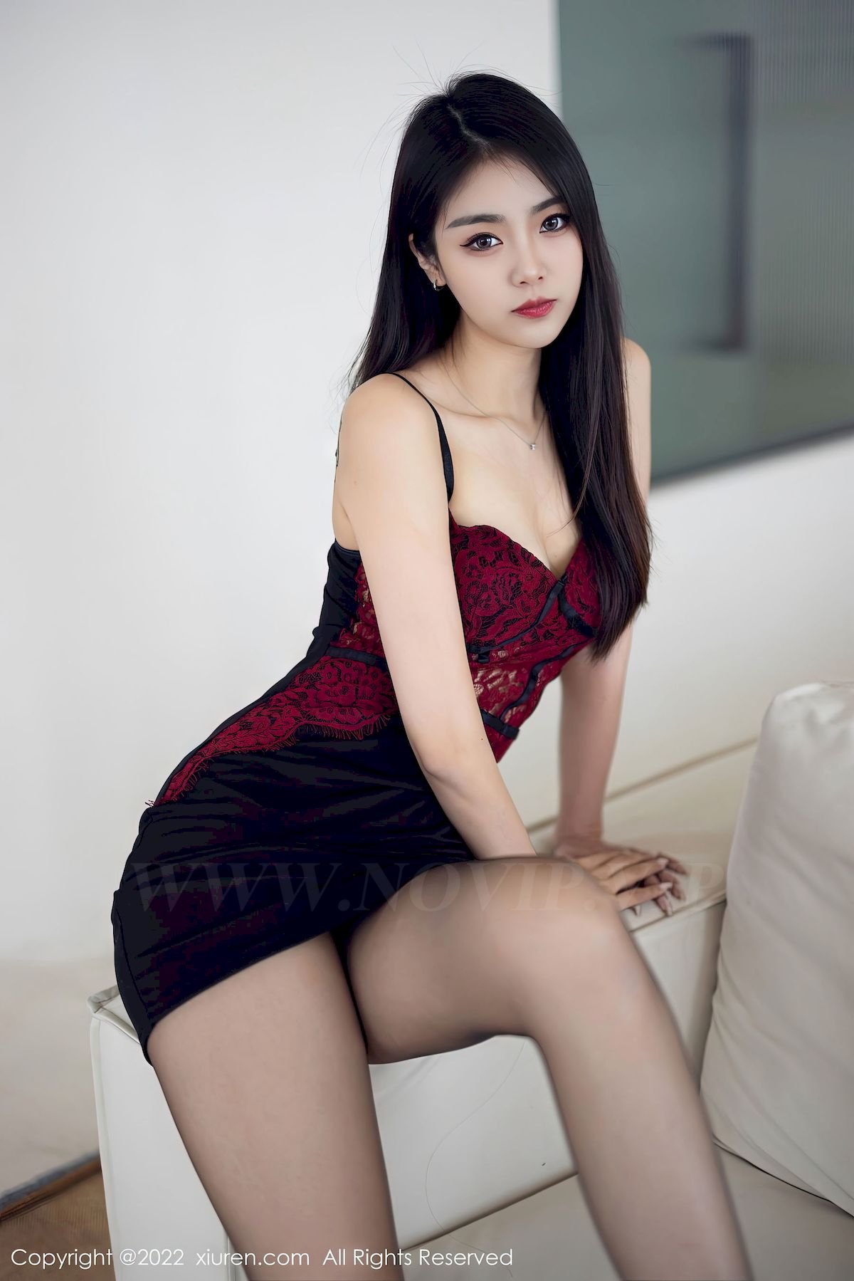 [秀人XiuRen] No.5769 模特可乐Vicky – 暗红上衣+黑色短裙性感写真