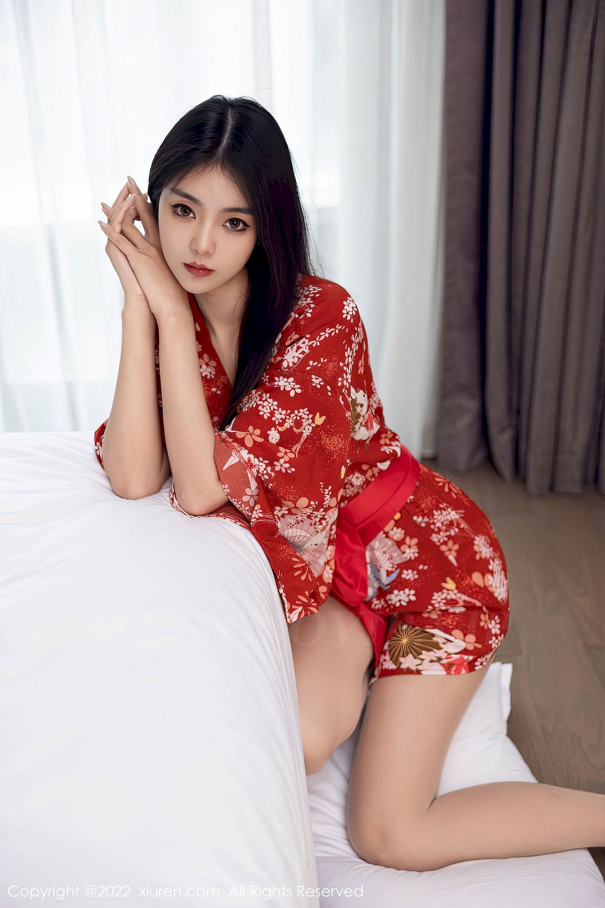 [秀人XiuRen] No.5736 模特可乐Vicky – 红色服饰+原色丝袜性感写真
