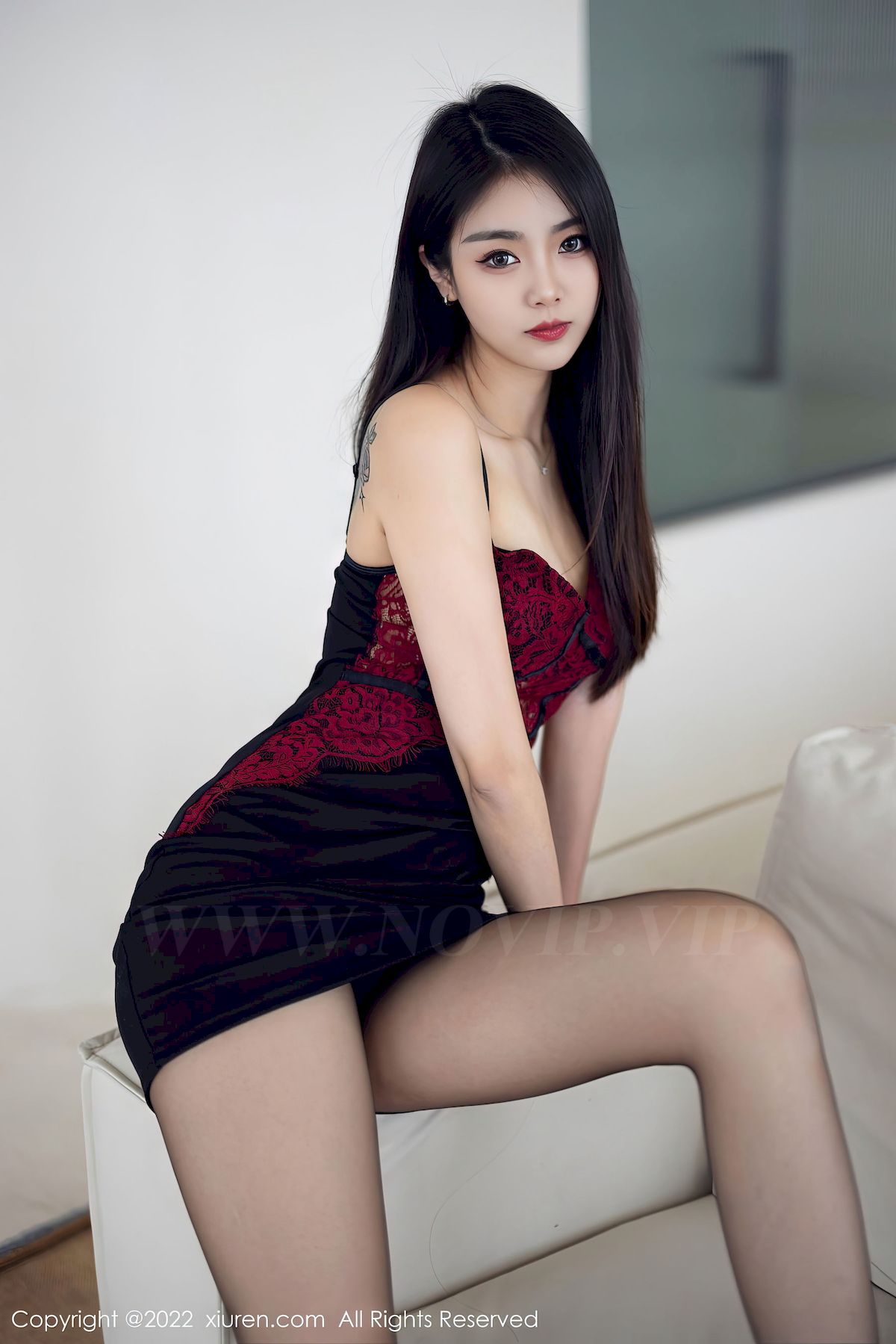[秀人XiuRen] No.5769 模特可乐Vicky – 暗红上衣+黑色短裙性感写真