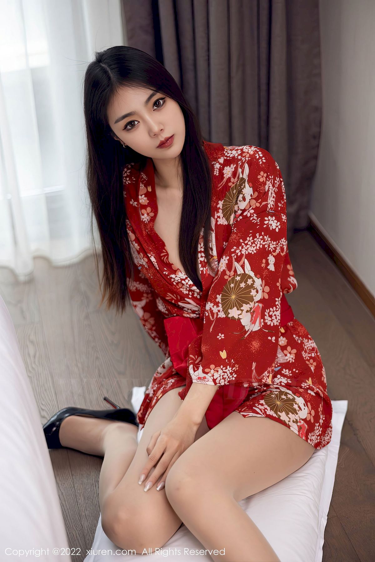 [秀人XiuRen] No.5736 模特可乐Vicky – 红色服饰+原色丝袜性感写真