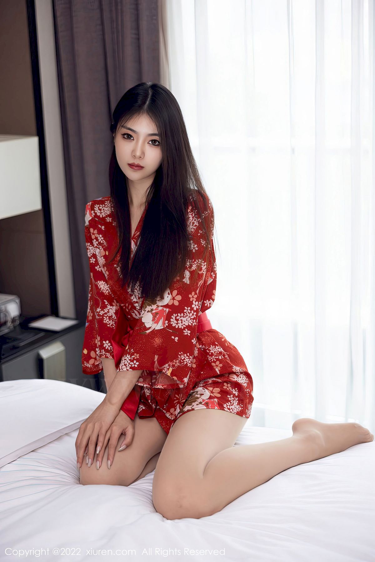 [秀人XiuRen] No.5736 模特可乐Vicky – 红色服饰+原色丝袜性感写真