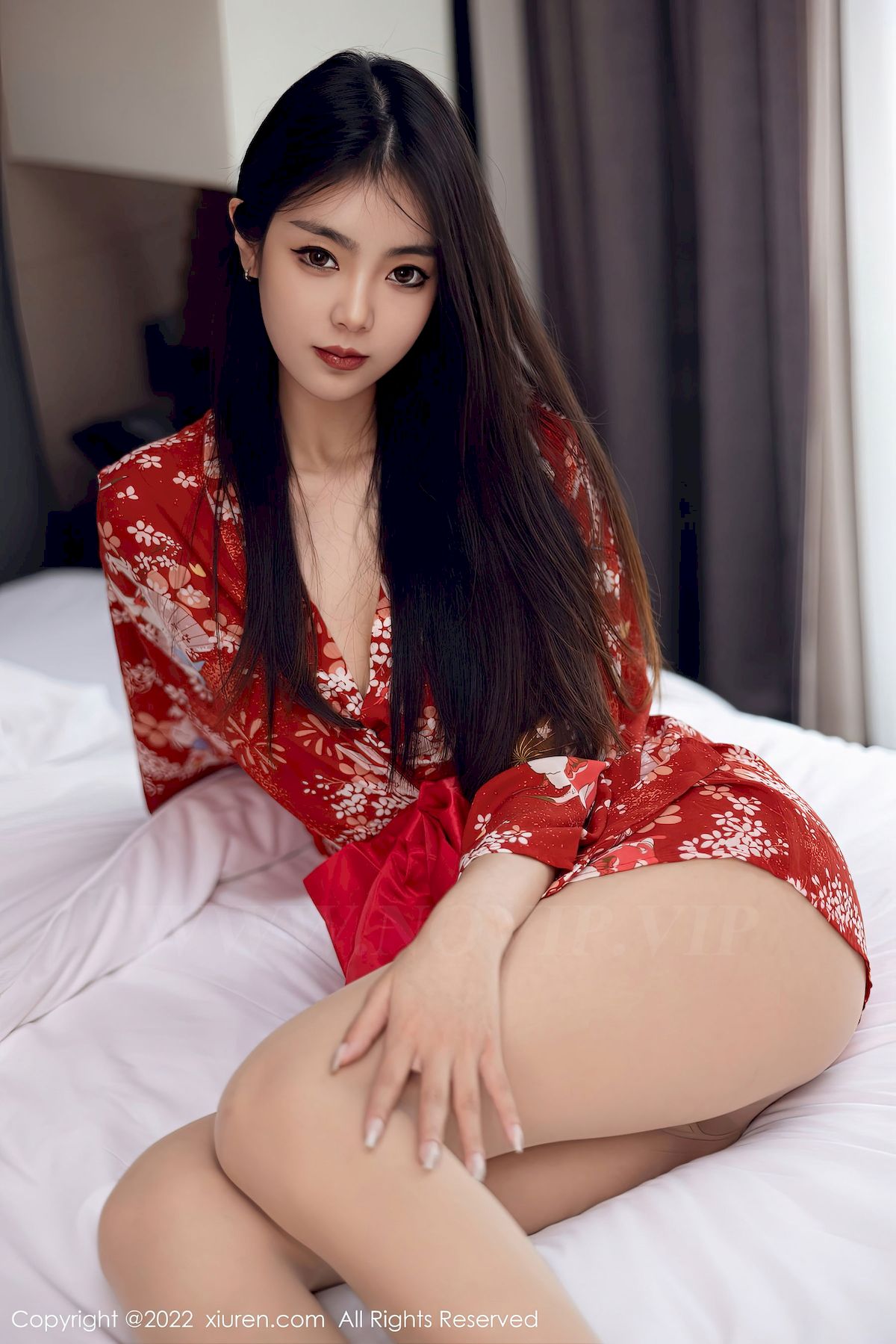 [秀人XiuRen] No.5736 模特可乐Vicky – 红色服饰+原色丝袜性感写真