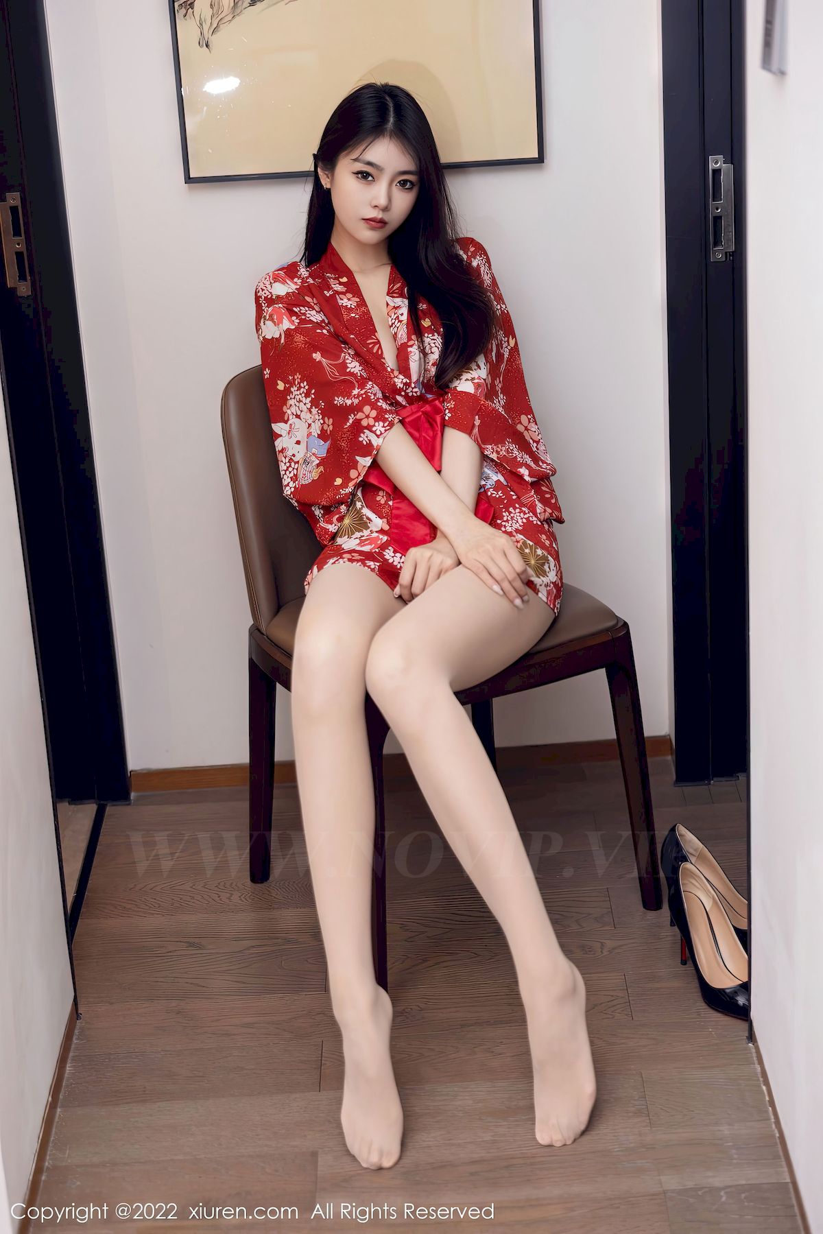 [秀人XiuRen] No.5736 模特可乐Vicky – 红色服饰+原色丝袜性感写真