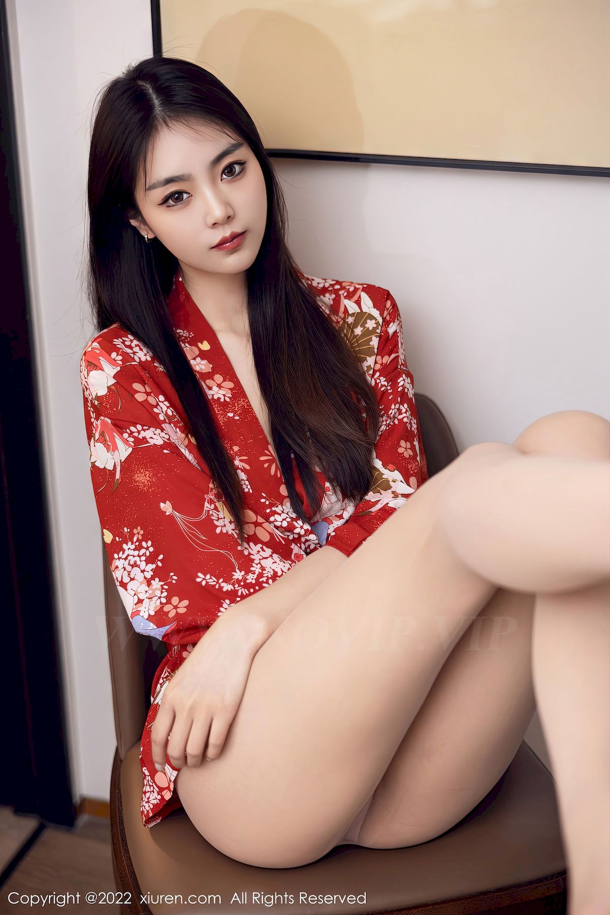 [秀人XiuRen] No.5736 模特可乐Vicky – 红色服饰+原色丝袜性感写真