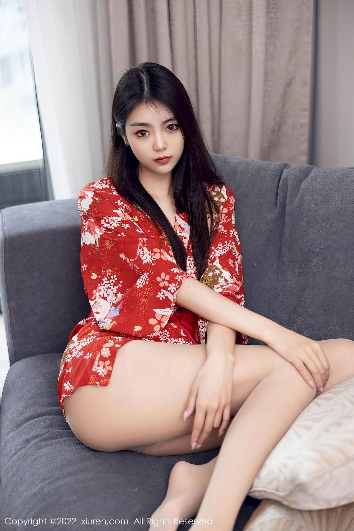 [秀人XiuRen] No.5736 模特可乐Vicky – 红色服饰+原色丝袜性感写真