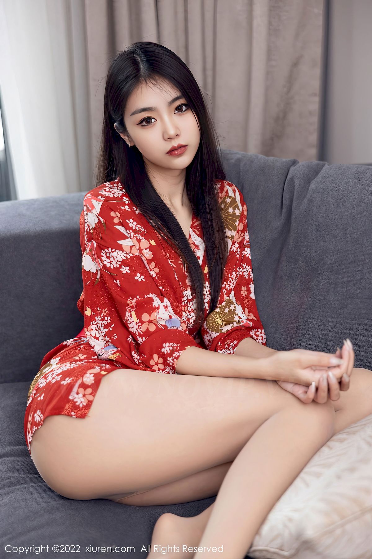 [秀人XiuRen] No.5736 模特可乐Vicky – 红色服饰+原色丝袜性感写真