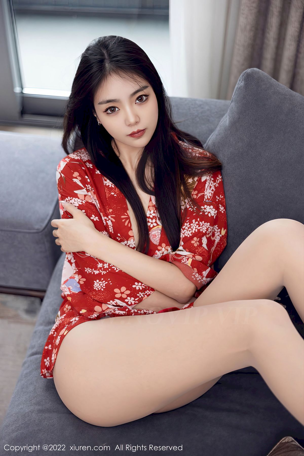 [秀人XiuRen] No.5736 模特可乐Vicky – 红色服饰+原色丝袜性感写真