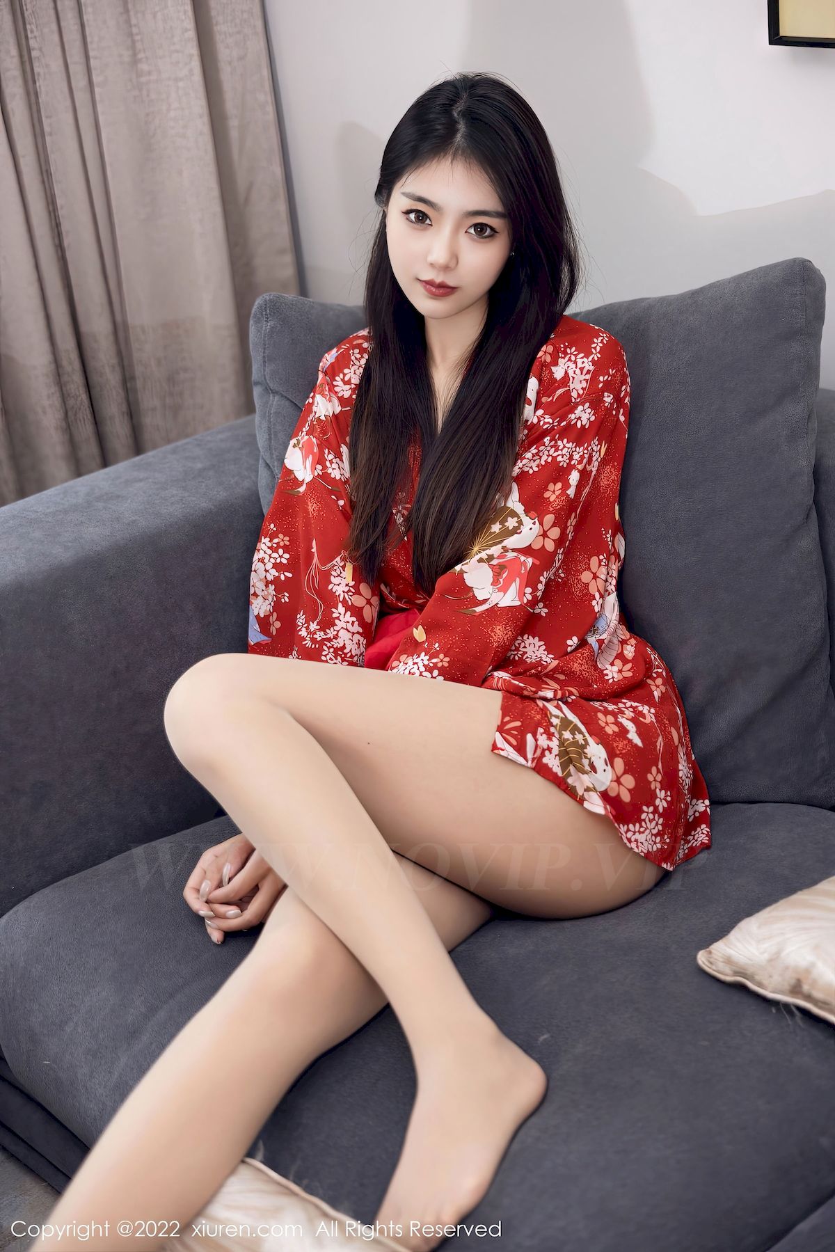 [秀人XiuRen] No.5736 模特可乐Vicky – 红色服饰+原色丝袜性感写真
