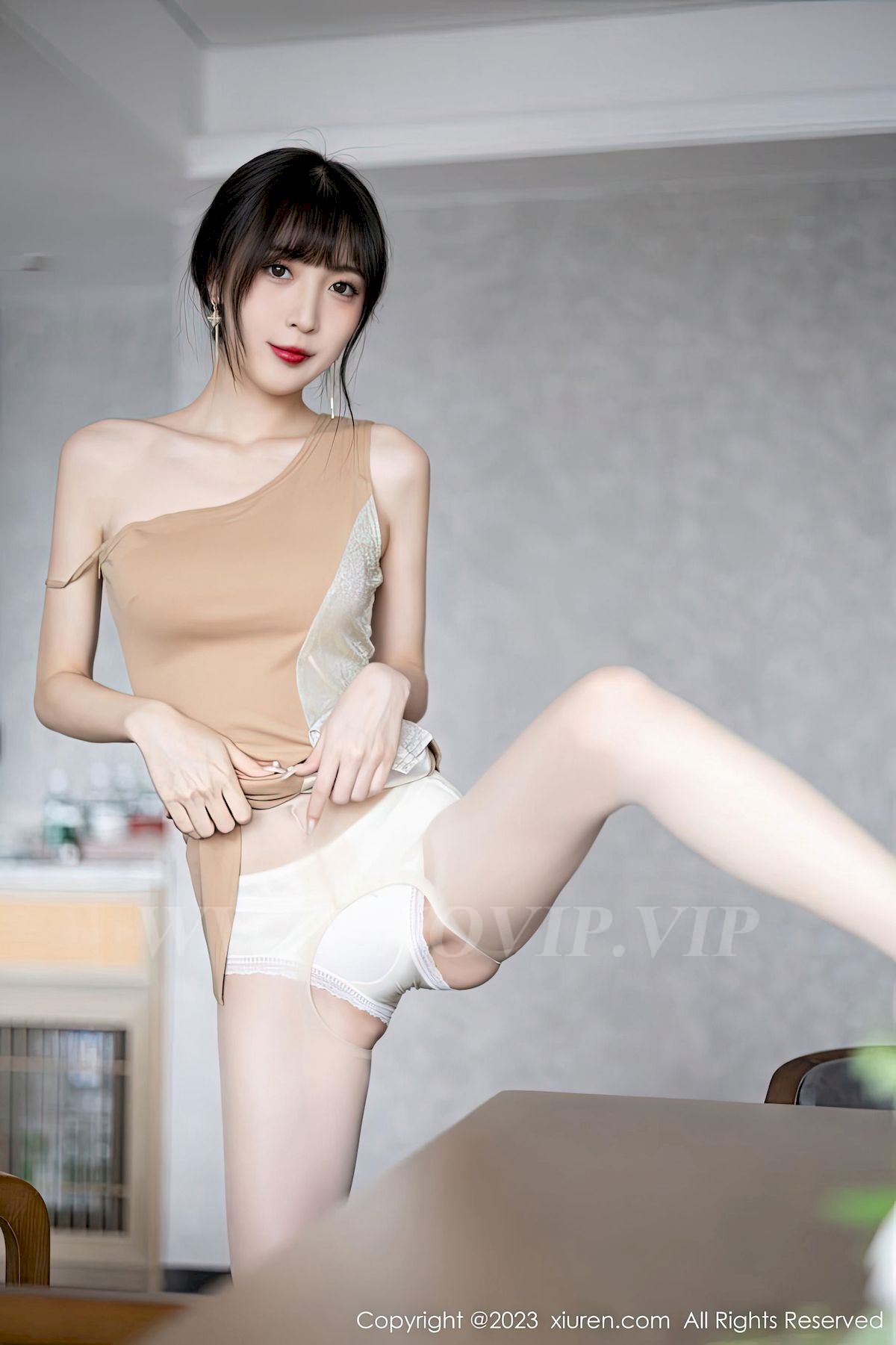 [XiuRen秀人网] No.6236 模特林星阑 – 连衣短裙+原色丝袜性感写真