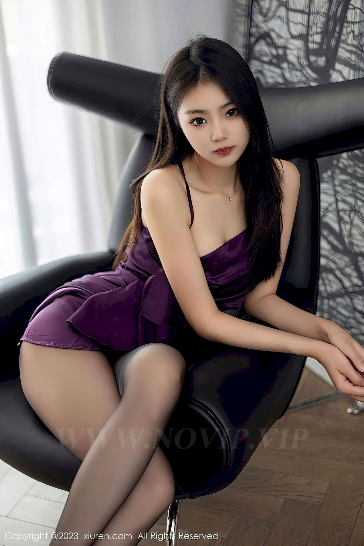 [XiuRen秀人网] No.6744 模特可樂Vicky – 紫色短裙+长发黑丝性感写真