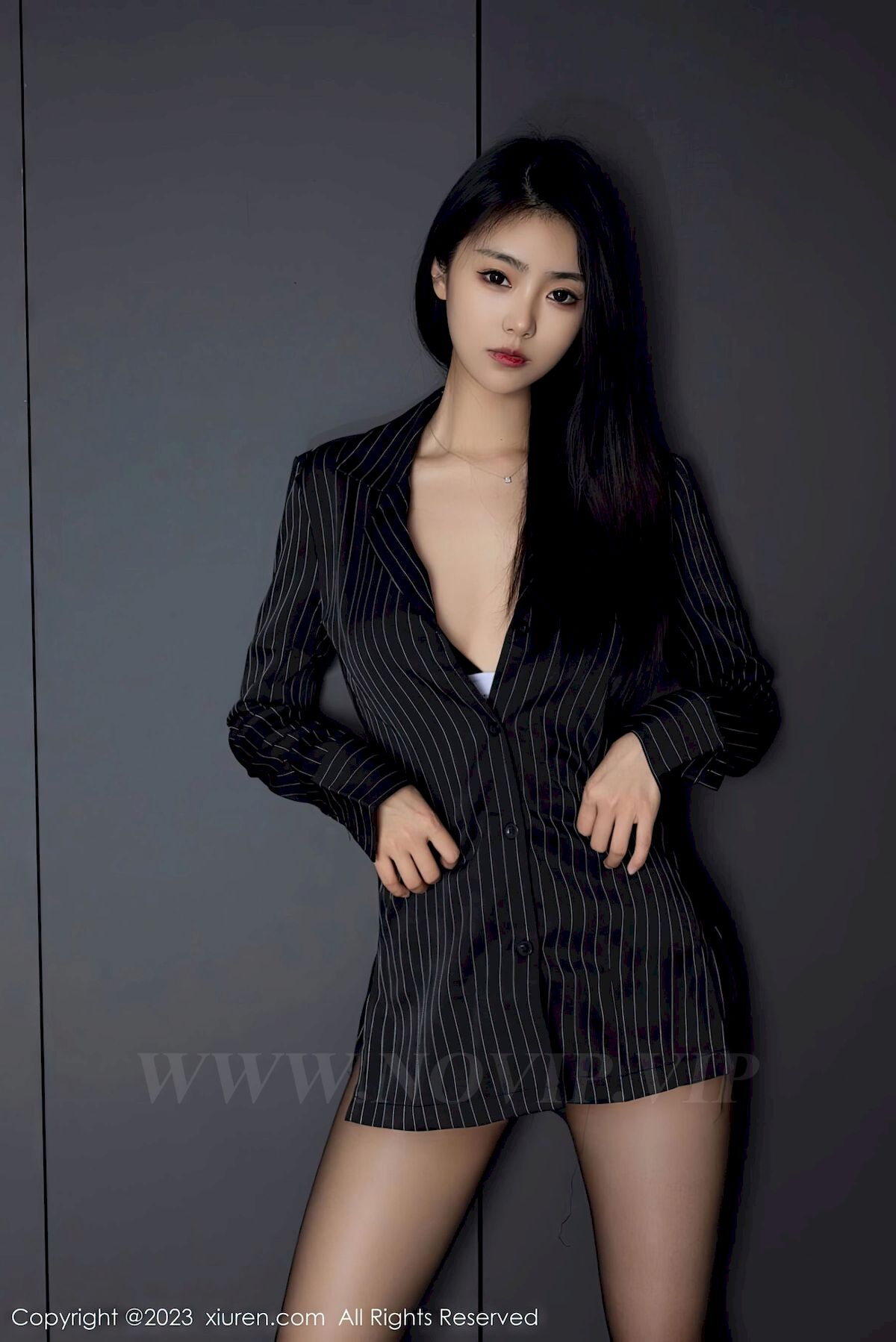 [秀人XiuRen] No.6677 模特可乐Vicky – 条纹上衣+魅惑黑丝性感写真
