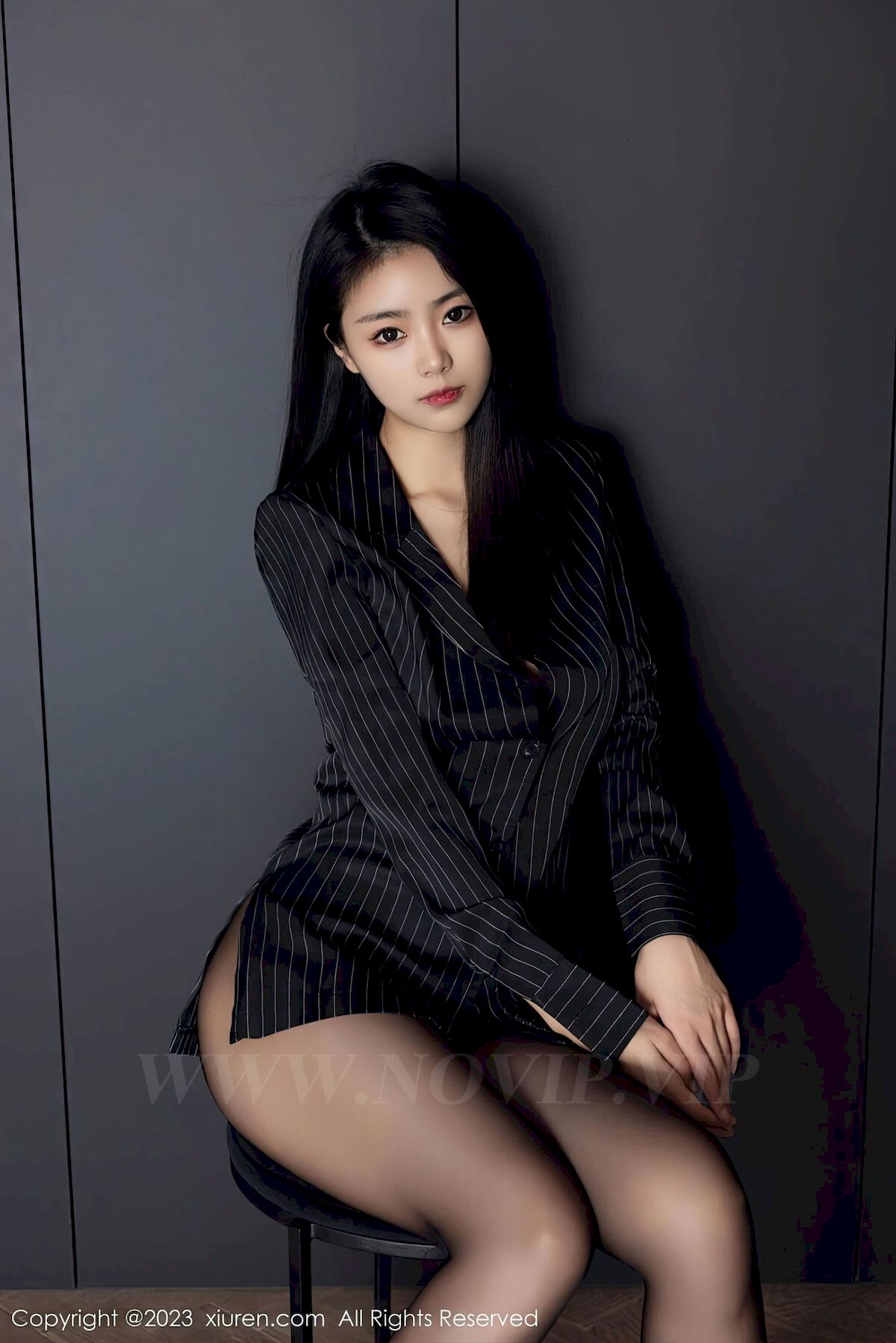 [秀人XiuRen] No.6677 模特可乐Vicky – 条纹上衣+魅惑黑丝性感写真