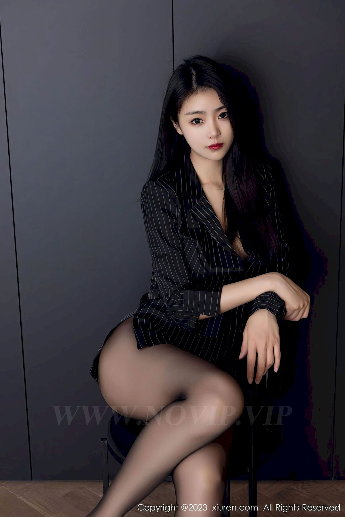 [秀人XiuRen] No.6677 模特可乐Vicky – 条纹上衣+魅惑黑丝性感写真