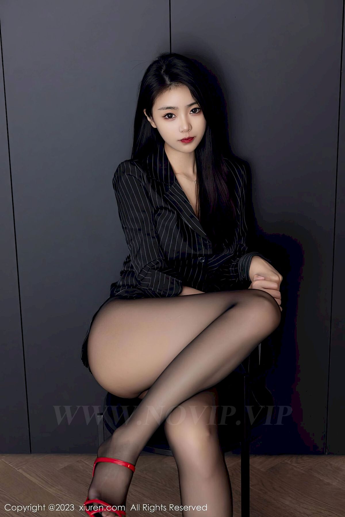 [秀人XiuRen] No.6677 模特可乐Vicky – 条纹上衣+魅惑黑丝性感写真