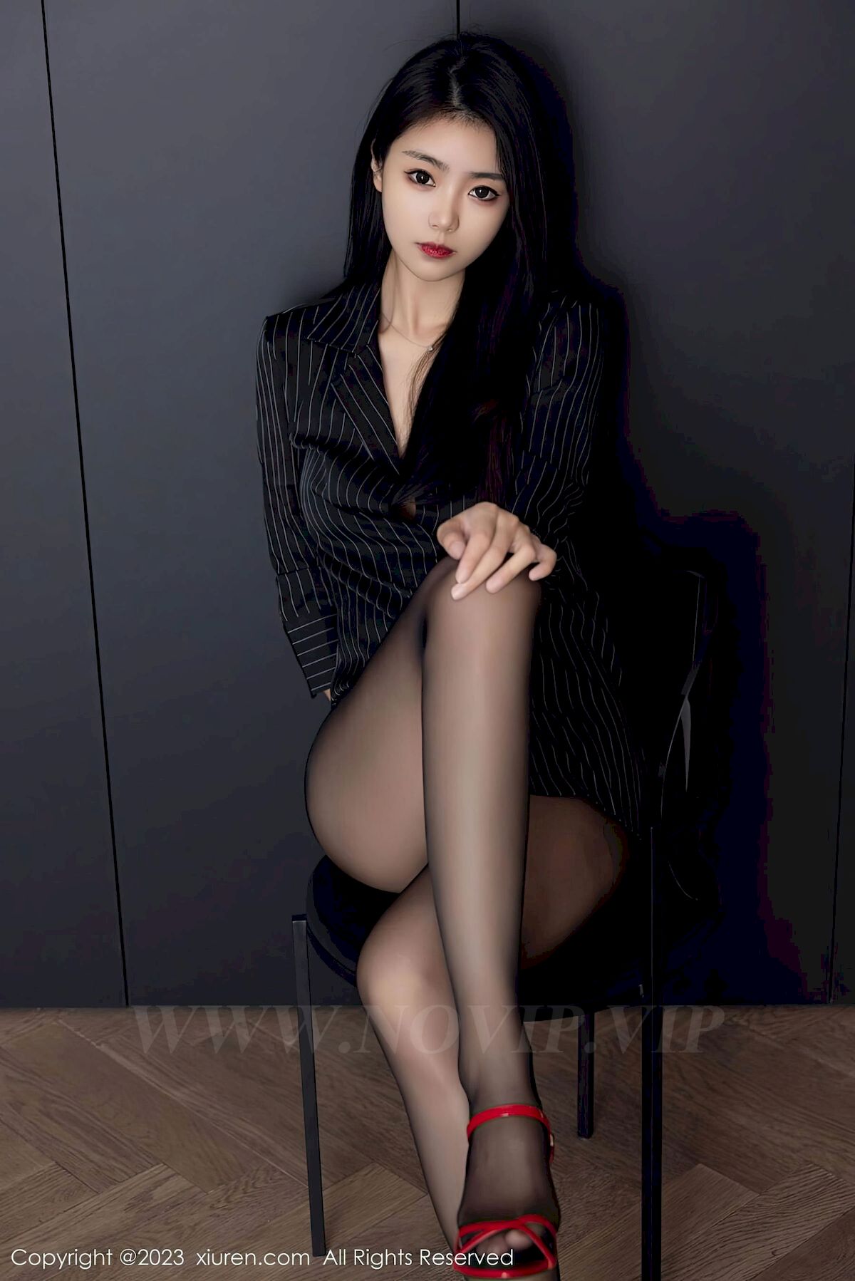 [秀人XiuRen] No.6677 模特可乐Vicky – 条纹上衣+魅惑黑丝性感写真