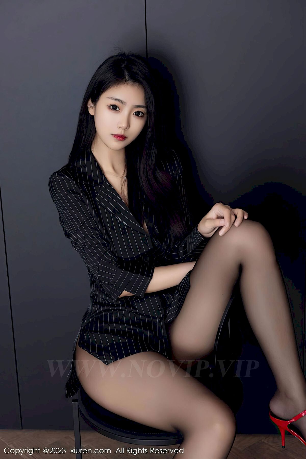 [秀人XiuRen] No.6677 模特可乐Vicky – 条纹上衣+魅惑黑丝性感写真