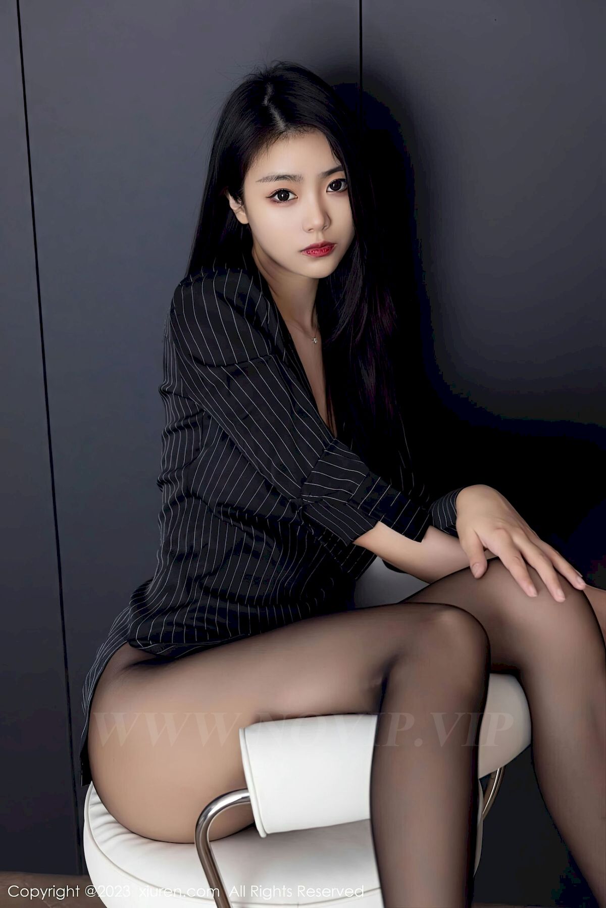 [秀人XiuRen] No.6677 模特可乐Vicky – 条纹上衣+魅惑黑丝性感写真