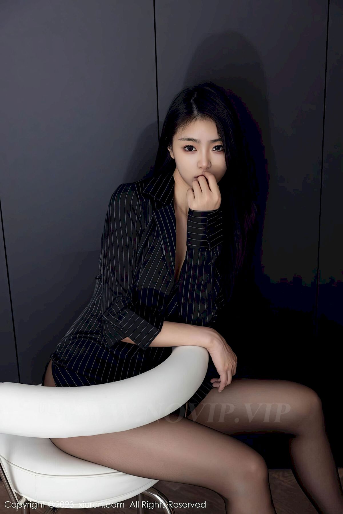 [秀人XiuRen] No.6677 模特可乐Vicky – 条纹上衣+魅惑黑丝性感写真