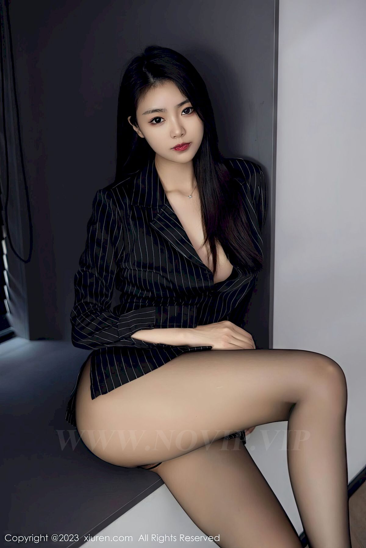 [秀人XiuRen] No.6677 模特可乐Vicky – 条纹上衣+魅惑黑丝性感写真