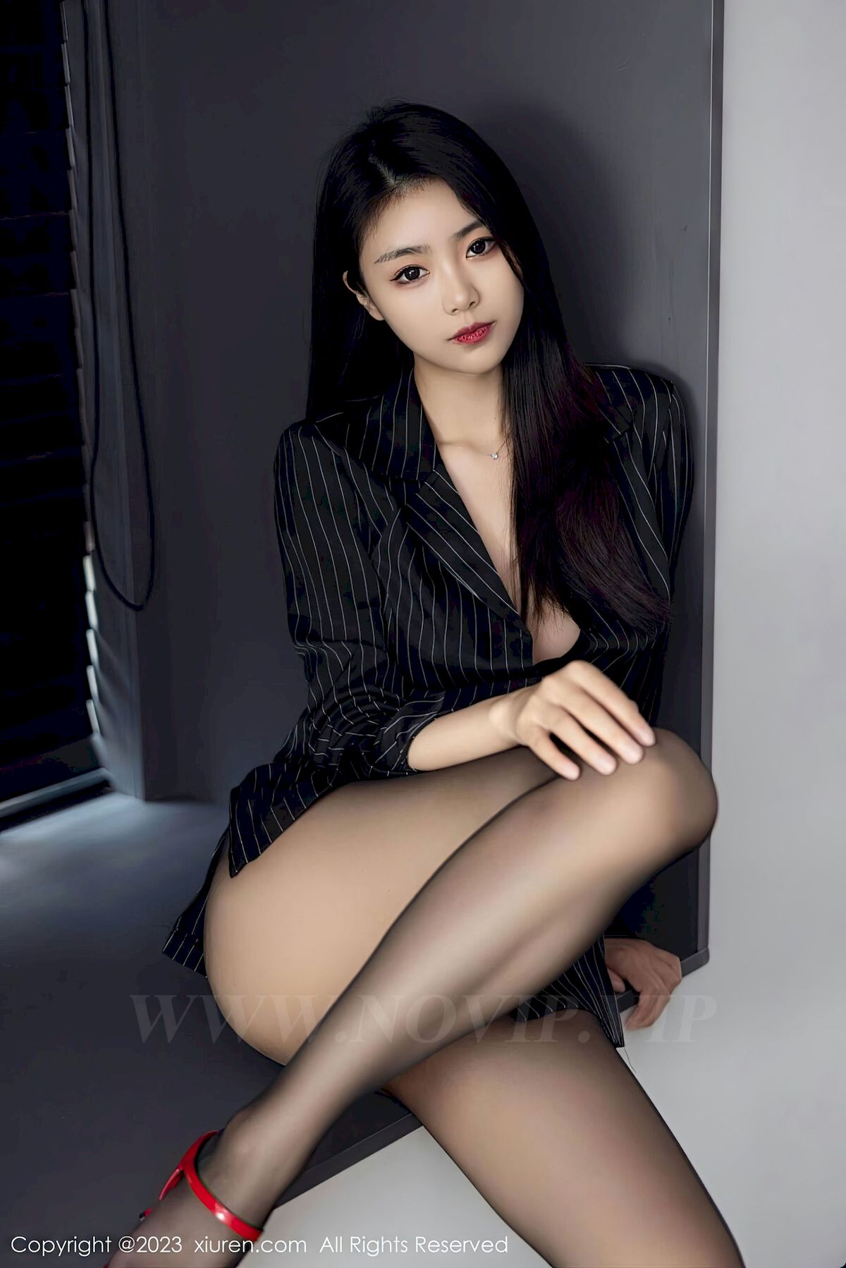 [秀人XiuRen] No.6677 模特可乐Vicky – 条纹上衣+魅惑黑丝性感写真