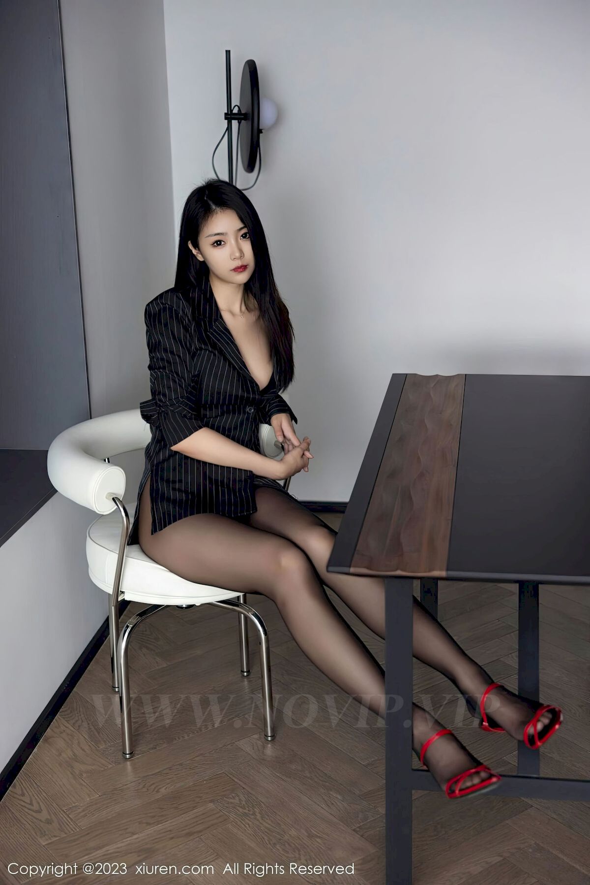 [秀人XiuRen] No.6677 模特可乐Vicky – 条纹上衣+魅惑黑丝性感写真