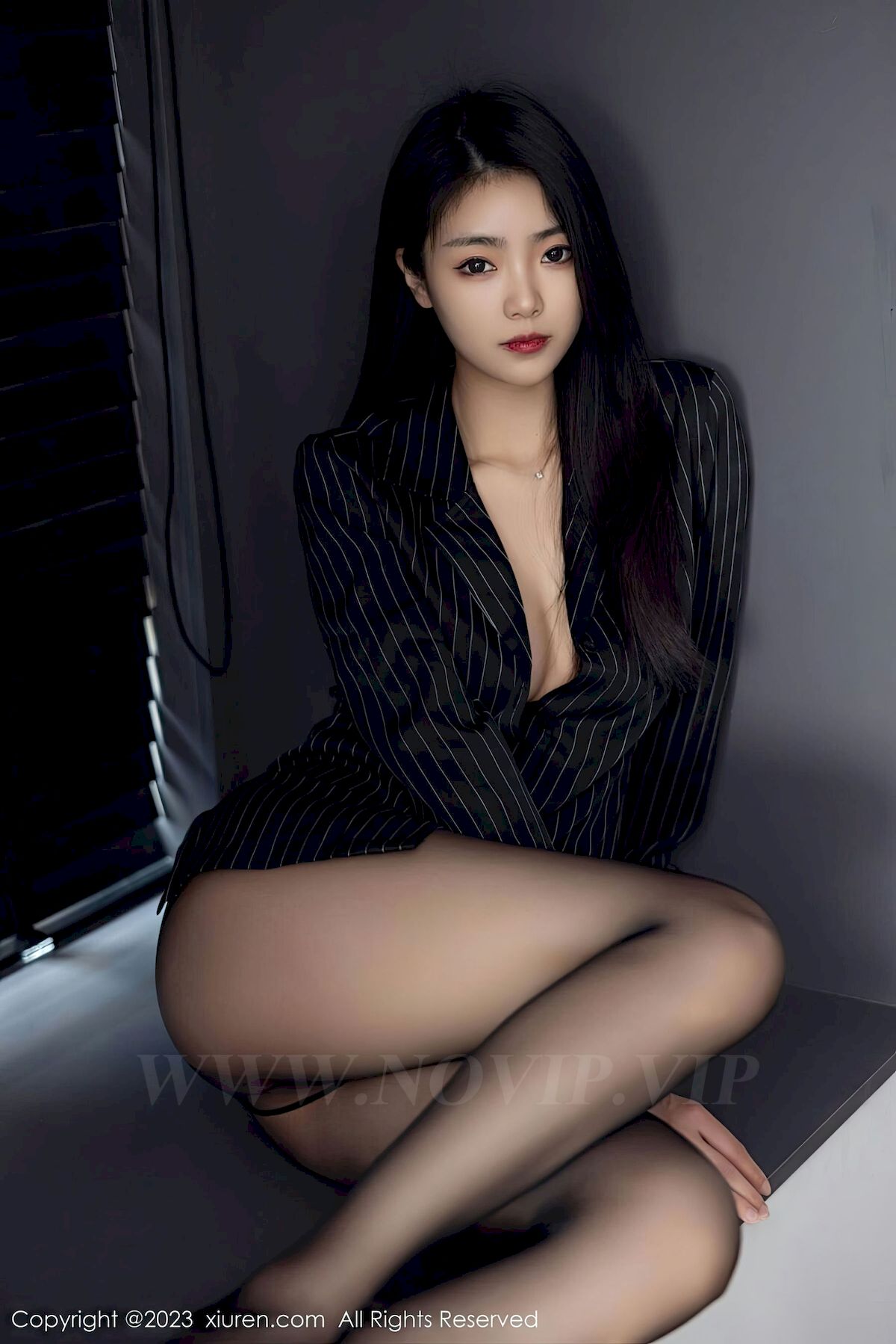 [秀人XiuRen] No.6677 模特可乐Vicky – 条纹上衣+魅惑黑丝性感写真