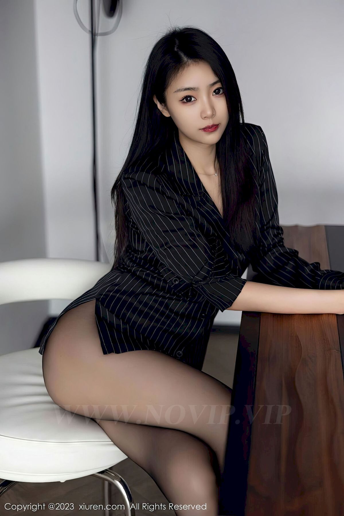[秀人XiuRen] No.6677 模特可乐Vicky – 条纹上衣+魅惑黑丝性感写真