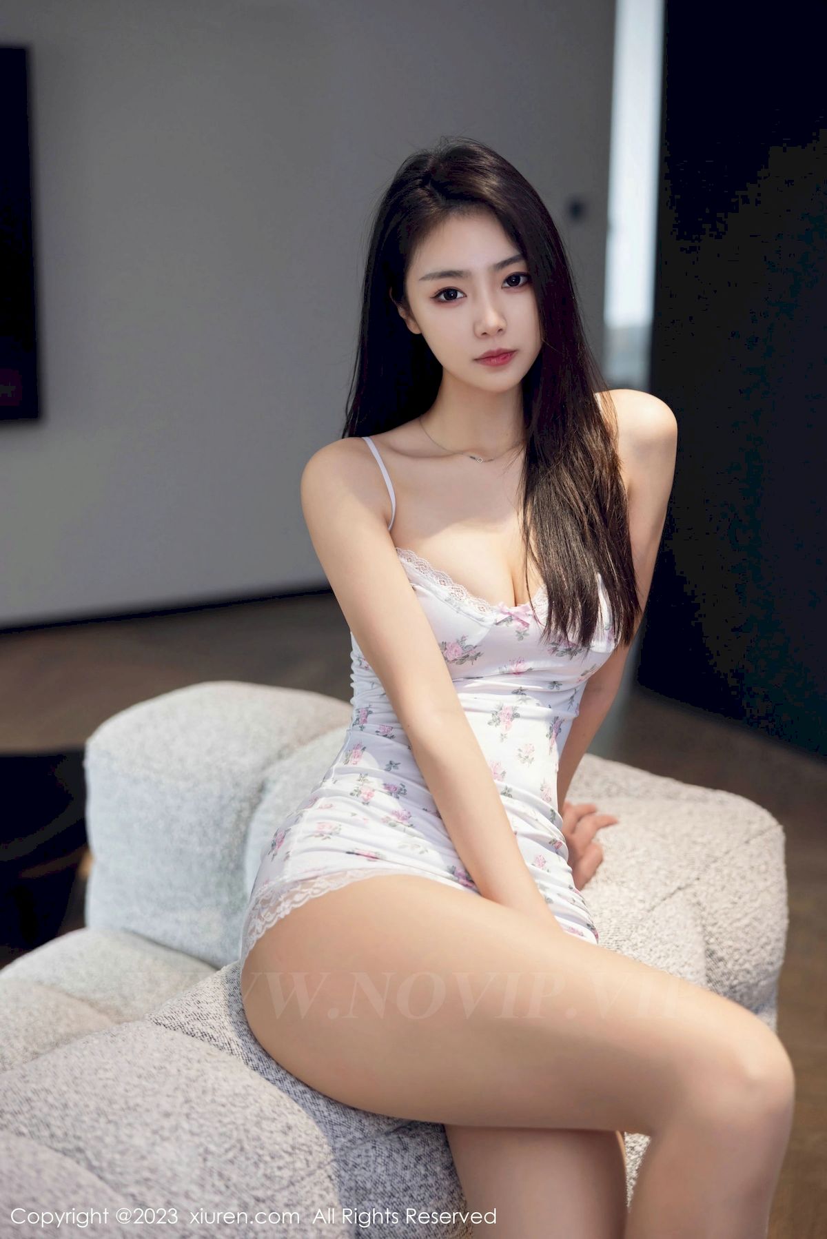 [XiuRen秀人网] No.6640 模特可樂Vicky – 连身短裙+肉丝美腿性感写真