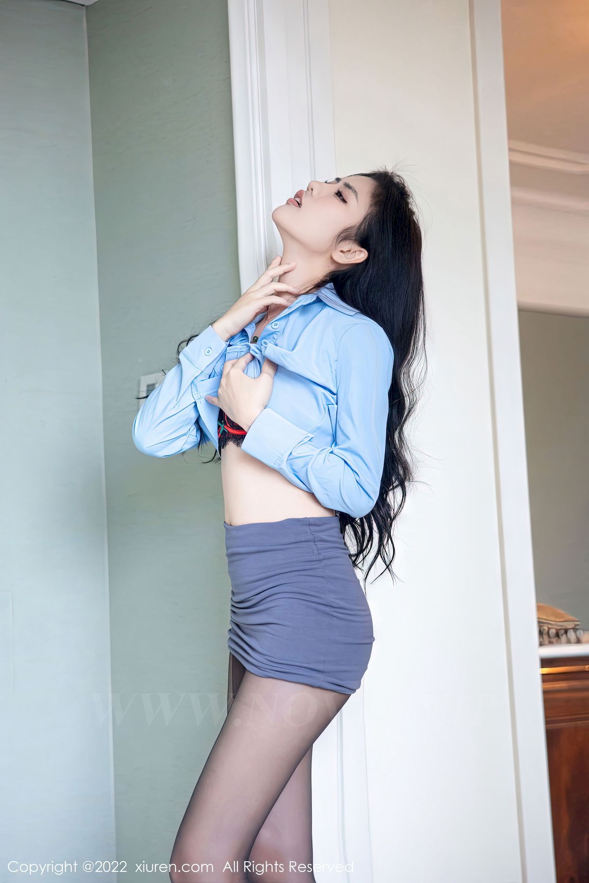 [秀人XiuRen] No.5982 新人浅浅Danny – 淡蓝T恤+灰色短裙首套写真