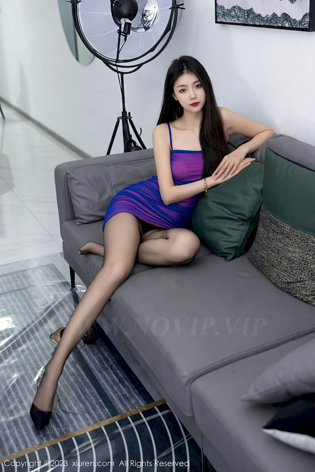 [秀人XiuRen] No.6374 模特可樂Vicky – 蓝紫色吊裙+黑丝美腿性感写真