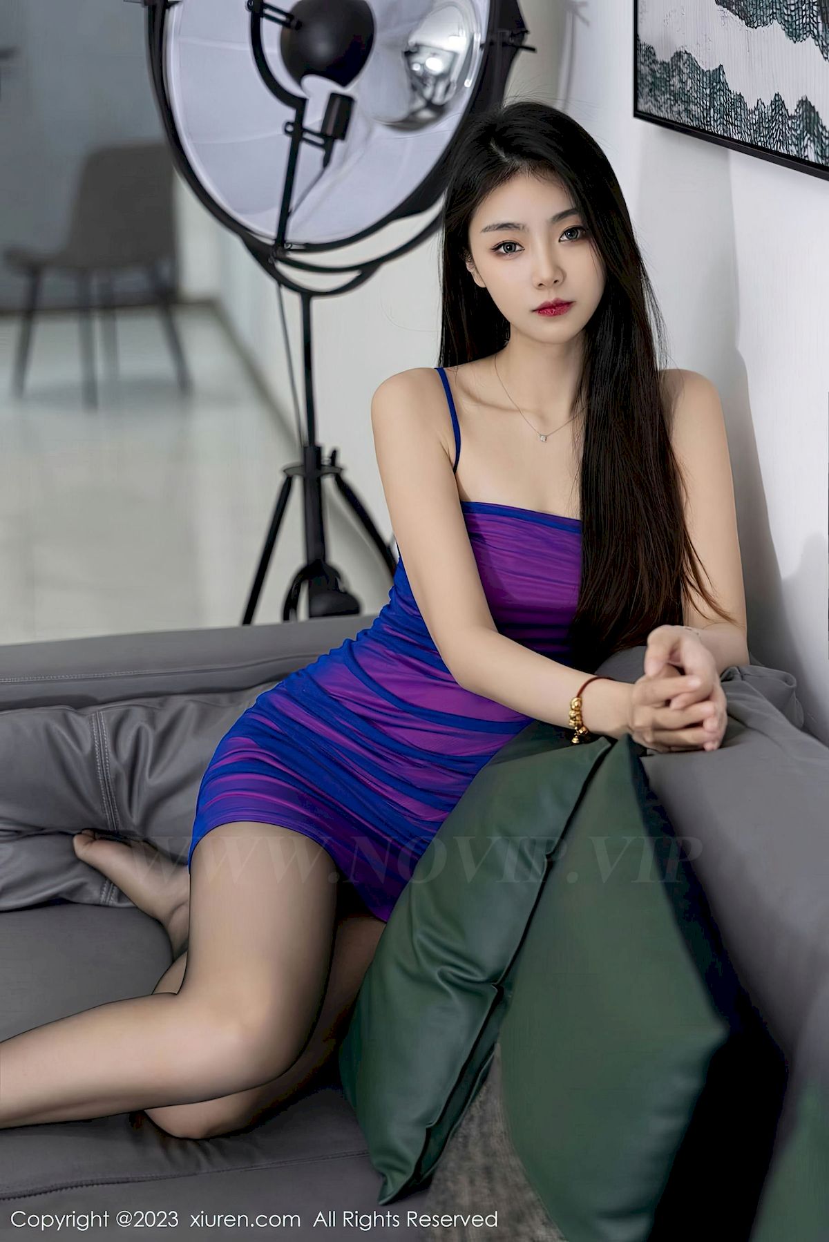 [秀人XiuRen] No.6374 模特可樂Vicky – 蓝紫色吊裙+黑丝美腿性感写真