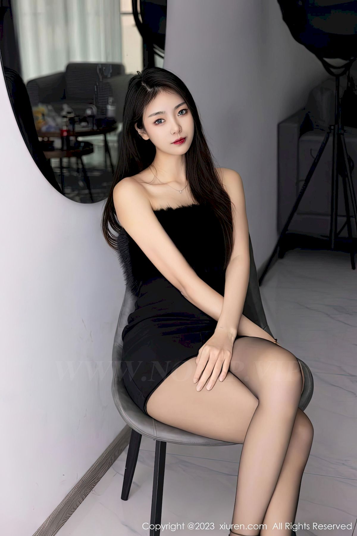 [XiuRen秀人网] No.6275 模特可樂Vicky – 露肩短裙+黑丝美腿性感写真