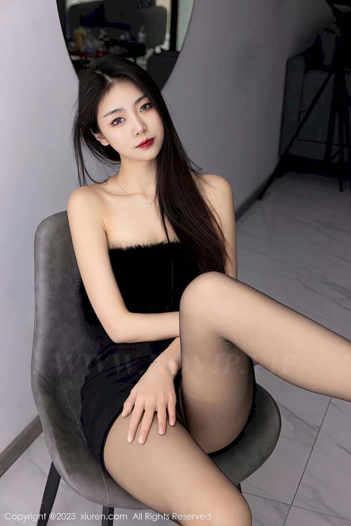 [XiuRen秀人网] No.6275 模特可樂Vicky – 露肩短裙+黑丝美腿性感写真