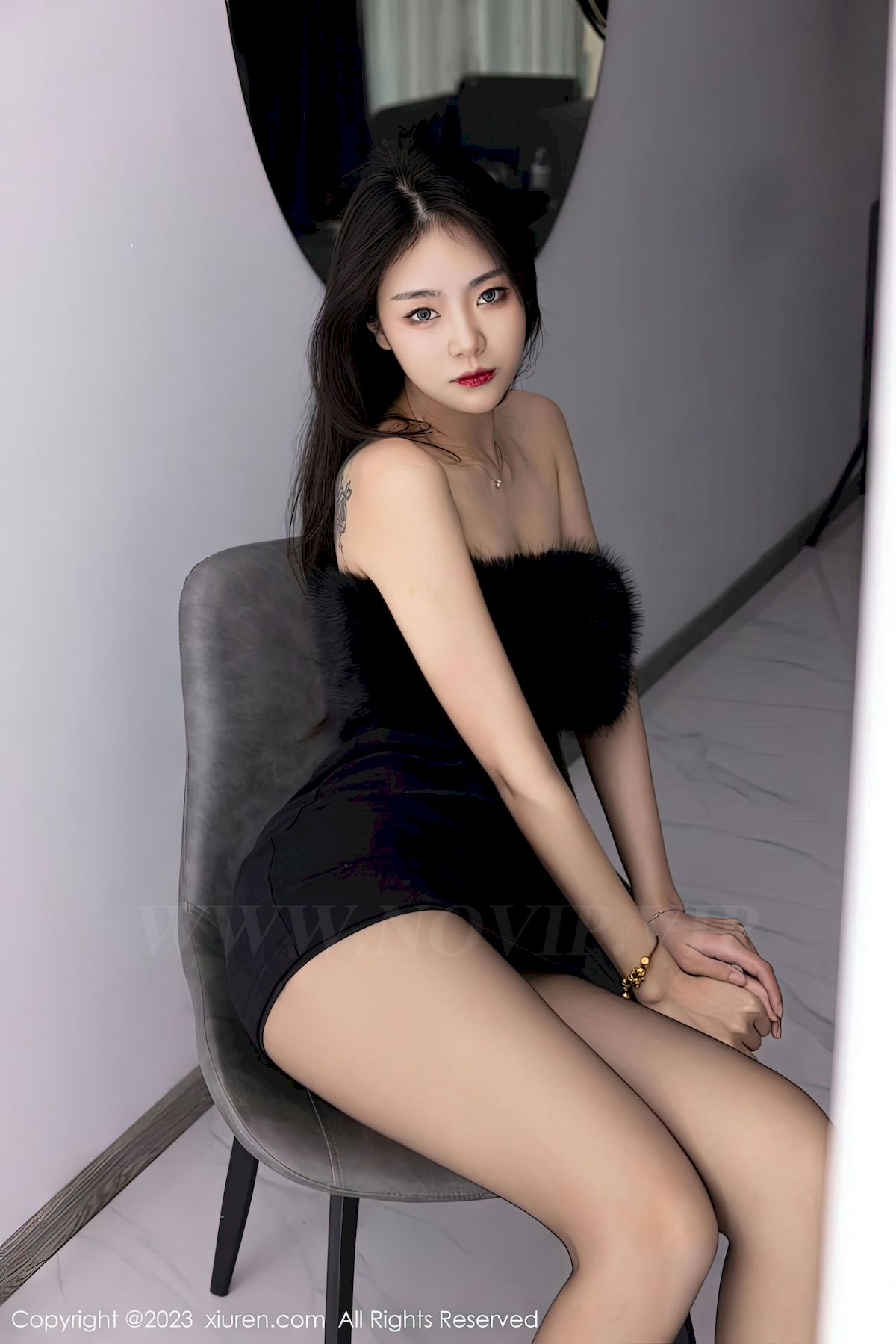 [XiuRen秀人网] No.6275 模特可樂Vicky – 露肩短裙+黑丝美腿性感写真