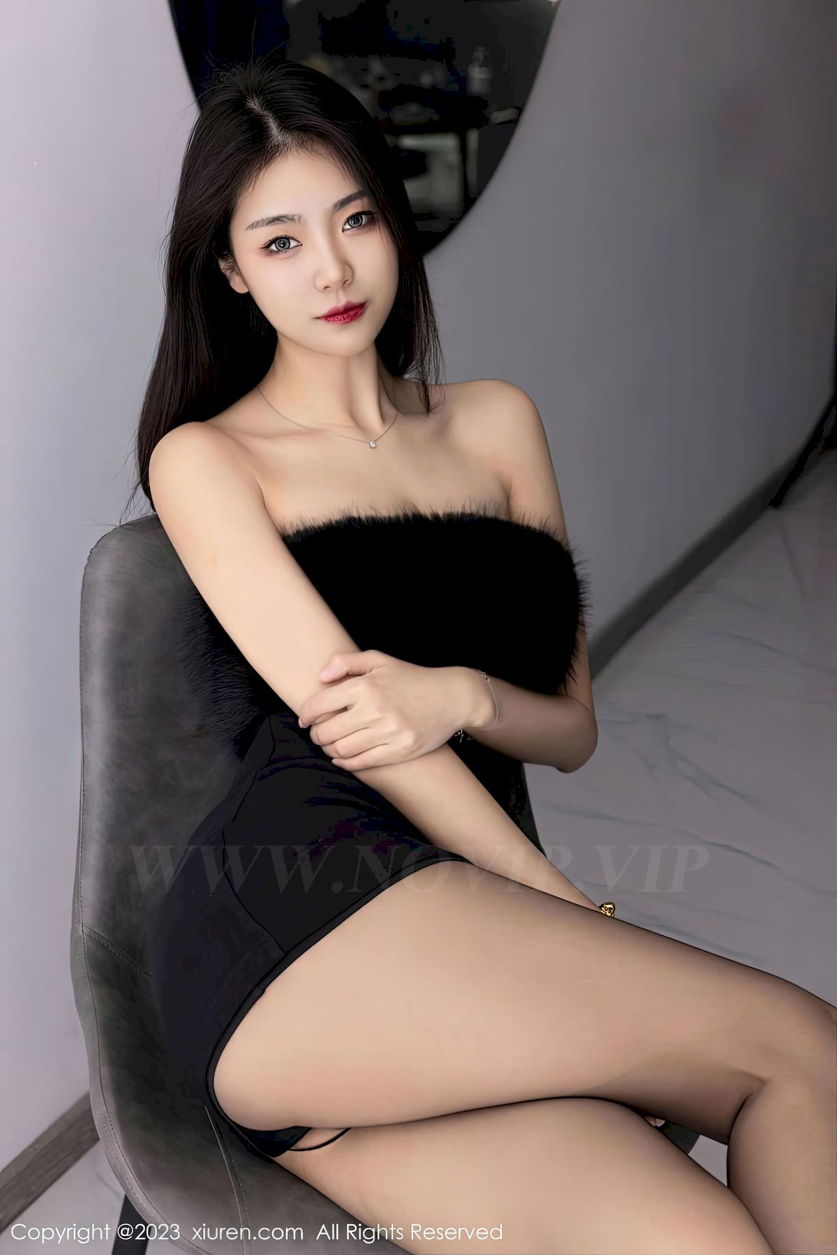 [XiuRen秀人网] No.6275 模特可樂Vicky – 露肩短裙+黑丝美腿性感写真