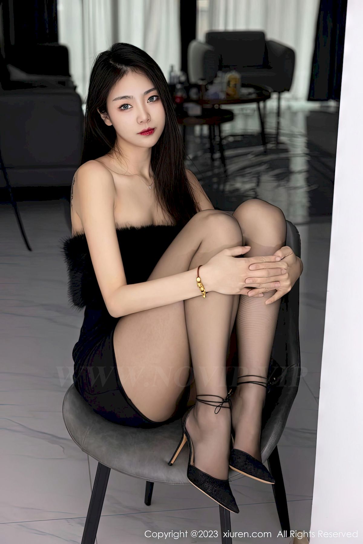 [XiuRen秀人网] No.6275 模特可樂Vicky – 露肩短裙+黑丝美腿性感写真